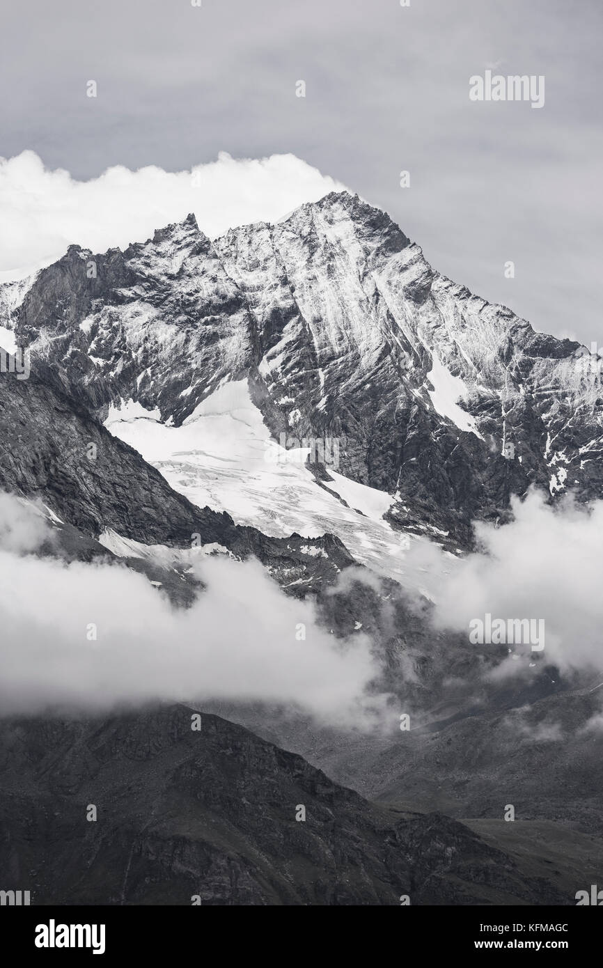 Zinal, Svizzera - Corno Bianco (4506m 14,783ft), una montagna nelle Alpi Pennine nel canton Vallese. Foto Stock