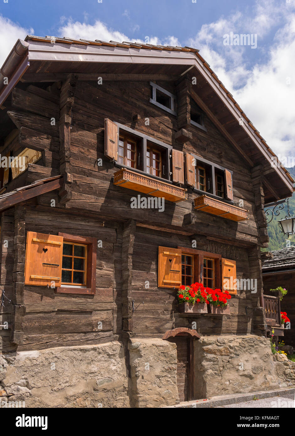 Zinal, Svizzera - casa tradizionale nel vecchio borgo, pennine alpi del canton Vallese. Foto Stock
