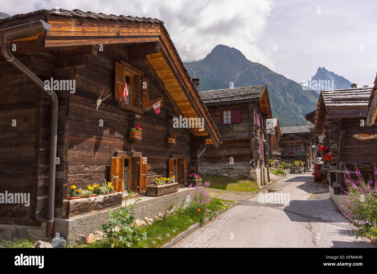 Zinal, Svizzera - tradizionali case di legno nel vecchio borgo, pennine alpi del canton Vallese. Foto Stock