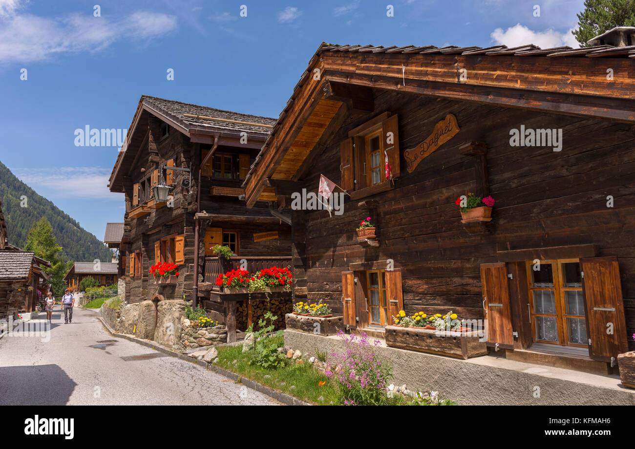 Zinal, Svizzera - tradizionali case di legno nel vecchio borgo, pennine alpi del canton Vallese. Foto Stock