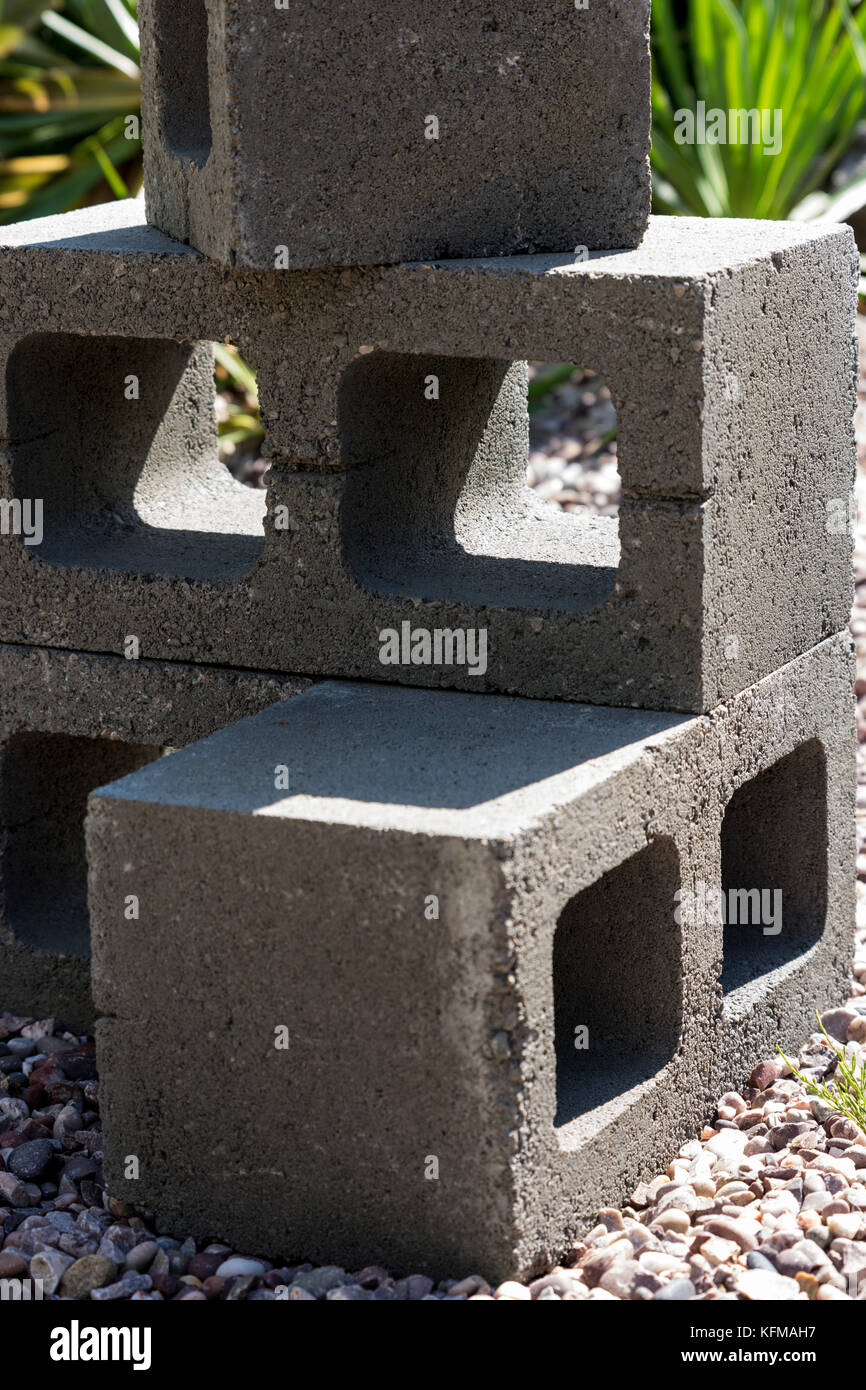 Cavo brezza di calcestruzzo blocchi (scoria blocchi) utilizzato come un giardino scultura. Foto Stock