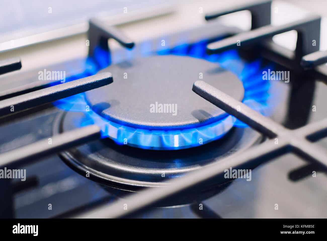 La masterizzazione di bruciatore di gas sul fornello. foto con profondità di messa a fuoco. Foto Stock