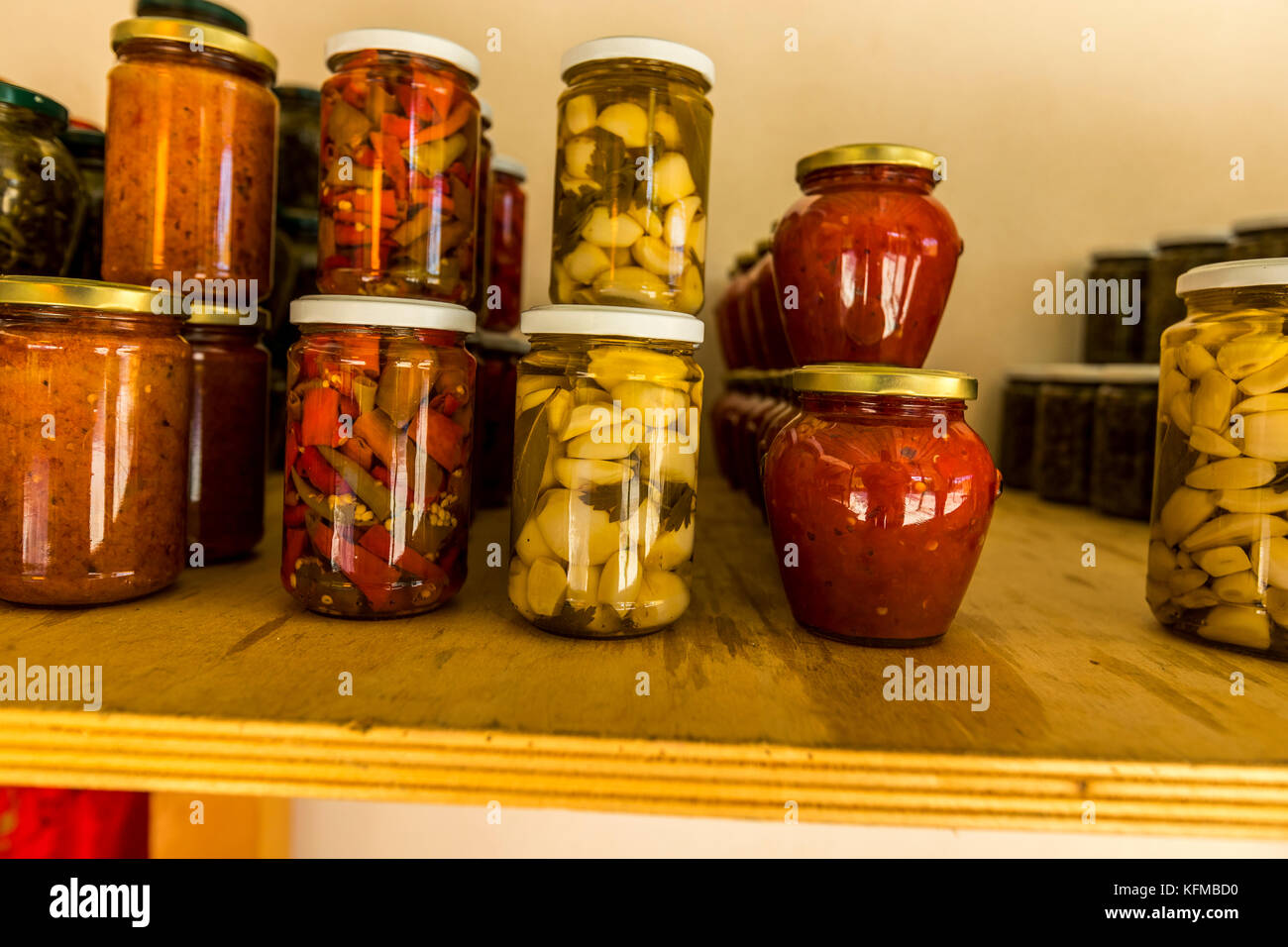 In casa, il peperoncino e sottaceti in vendita presso gli agricoltori di stallo sul ciglio della strada. Peschici e il Parco Nazionale del Gargano. L'Italia. Foto Stock