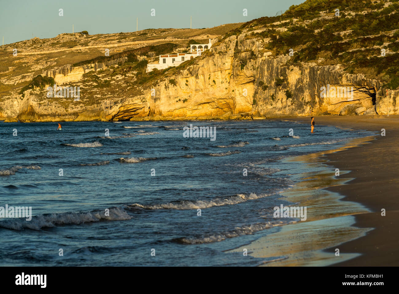 Baia San Nicola, Italia. Spiaggia accanto il Centro Turistico San Nicola. Peschici e il Parco Nazionale del Gargano. Ita Foto Stock