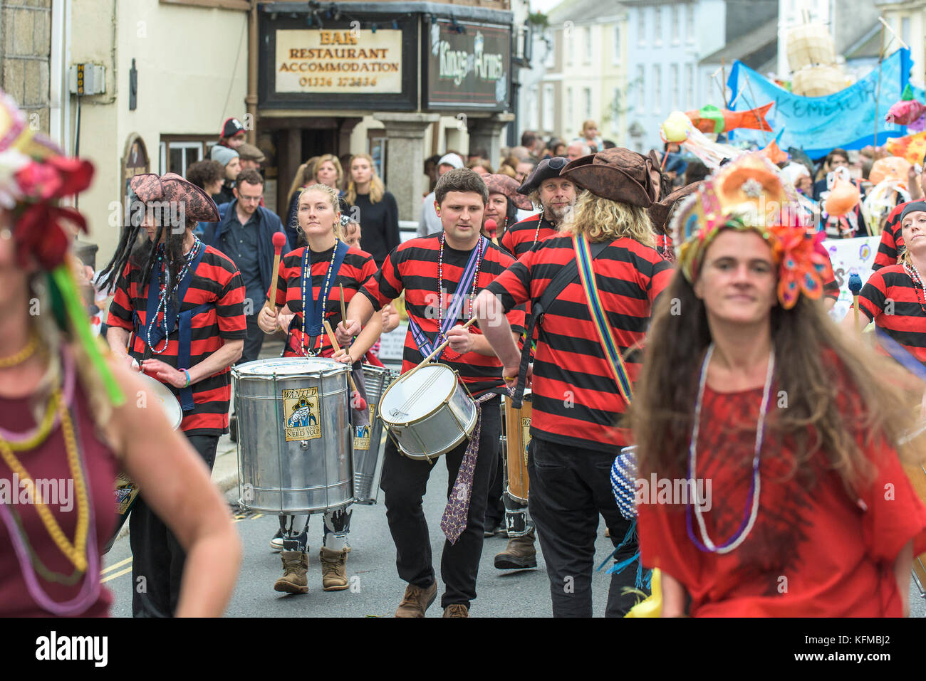 Penryn Kemeneth una due giorni di heritage festival a Penryn Cornwall - DakaDoum banda Samba eseguendo attraverso le strade di Penryn. Foto Stock