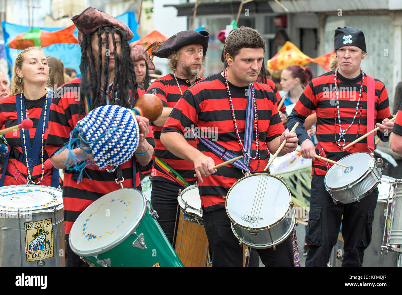 Penryn Kemeneth una due giorni di heritage festival a Penryn Cornwall - DakaDoum banda Samba eseguendo attraverso le strade di Penryn. Foto Stock