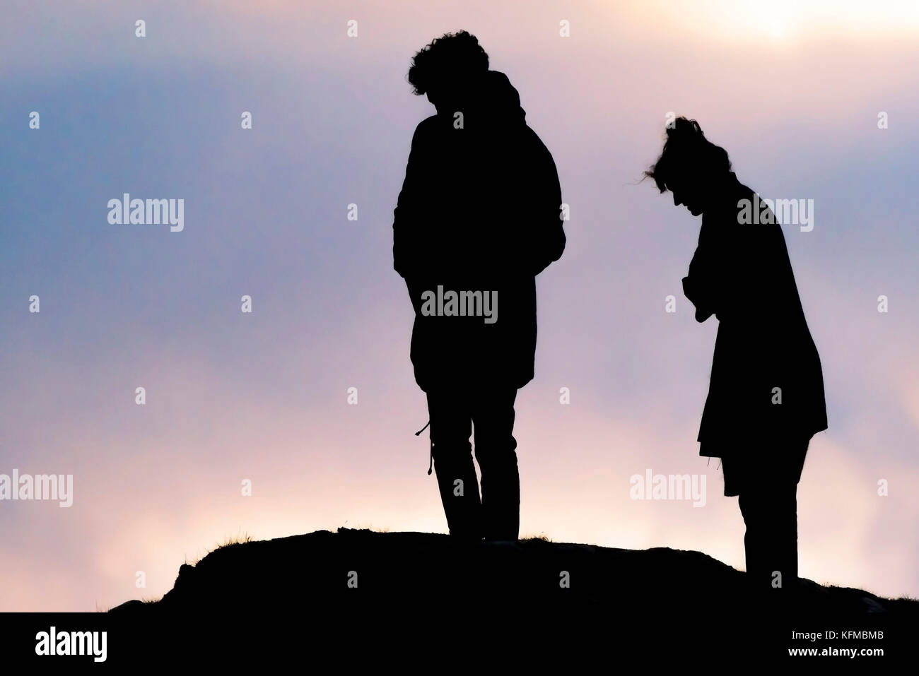 Silhouette - una coppia silhouette contro la luce della sera. Foto Stock