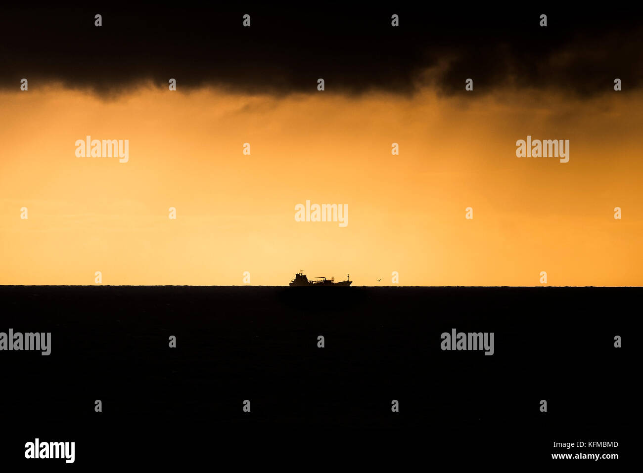 Tramonto - la silhouette di una nave contro un tramonto. Foto Stock