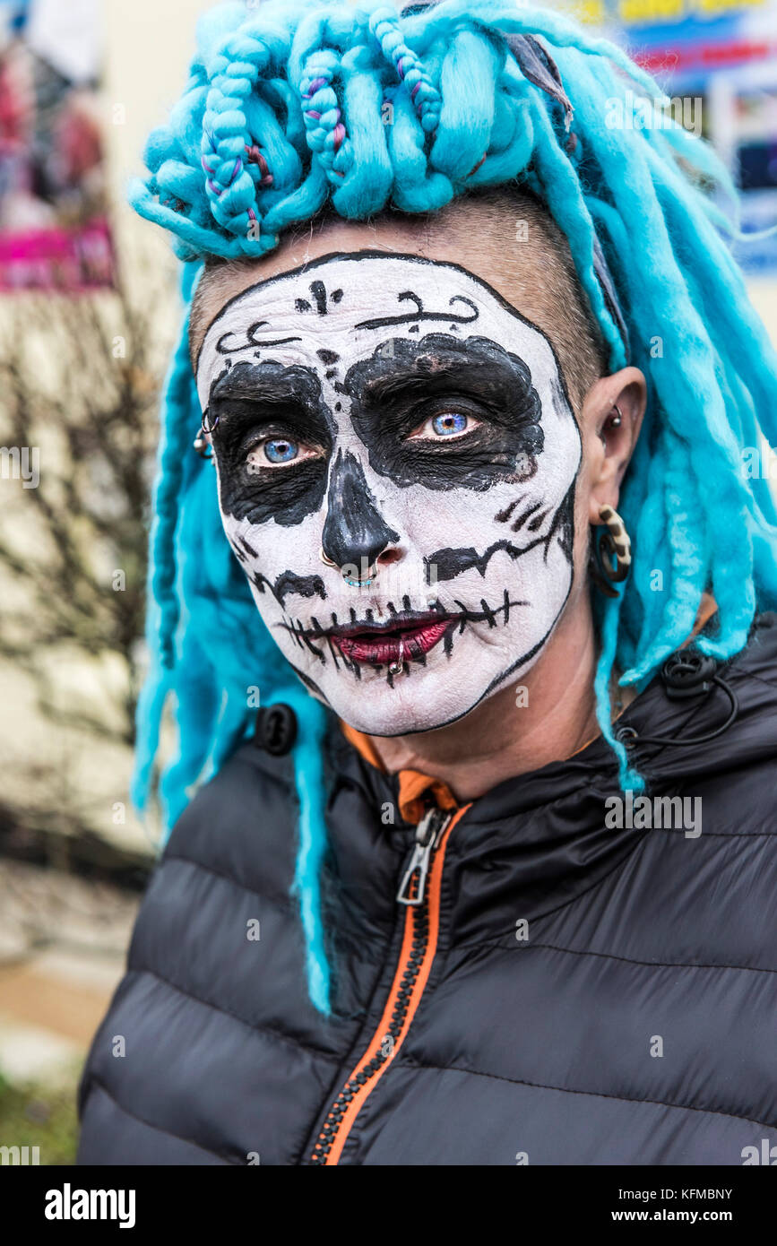Zombie - uno zombie con colorati dreadlock nel giro annuale di Zombie a Newquay, Cornovaglia. Foto Stock