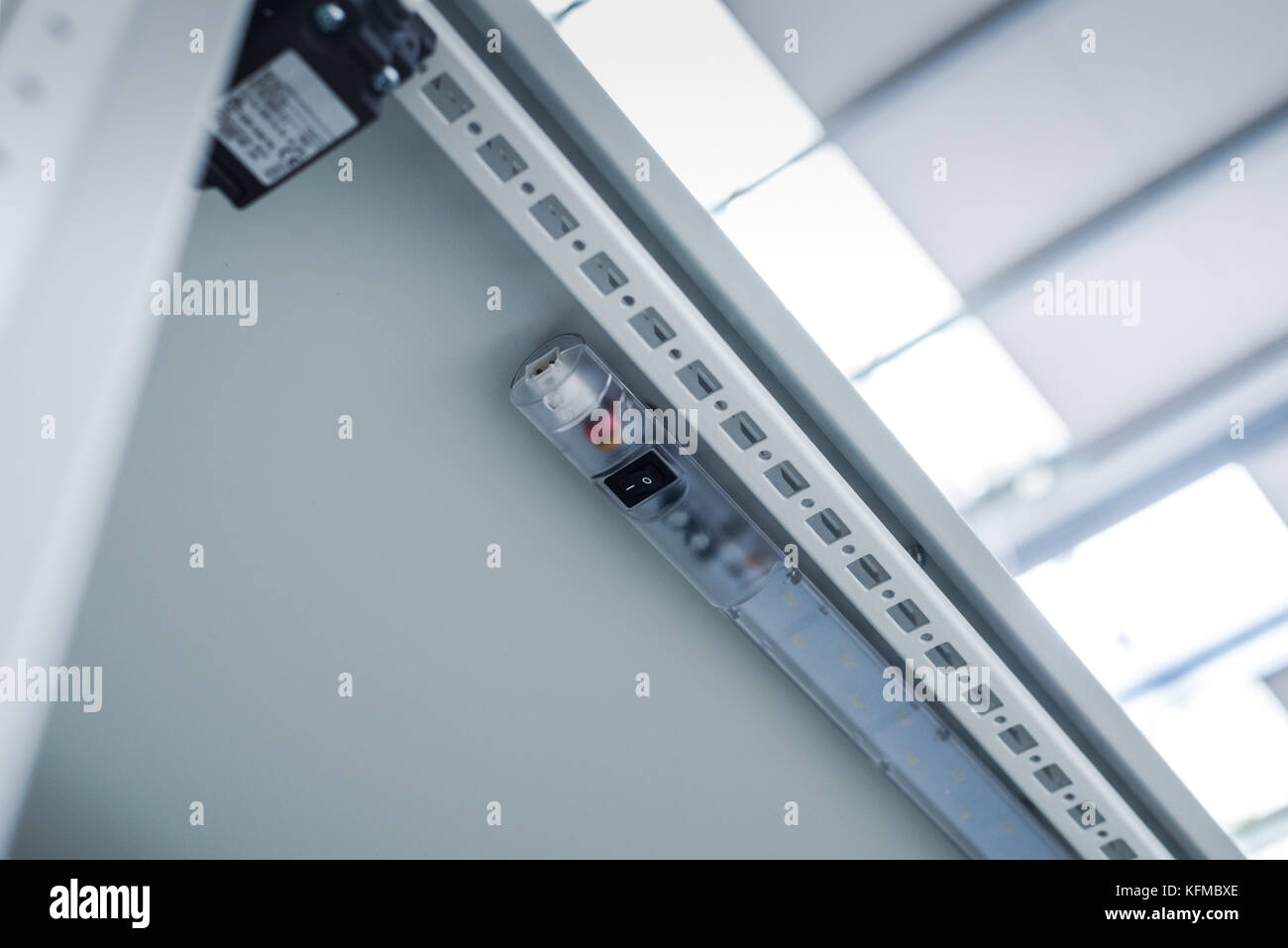 Luce elettrica lampada in contenitore industriale, distribuzione della potenza dell'industria. Foto Stock