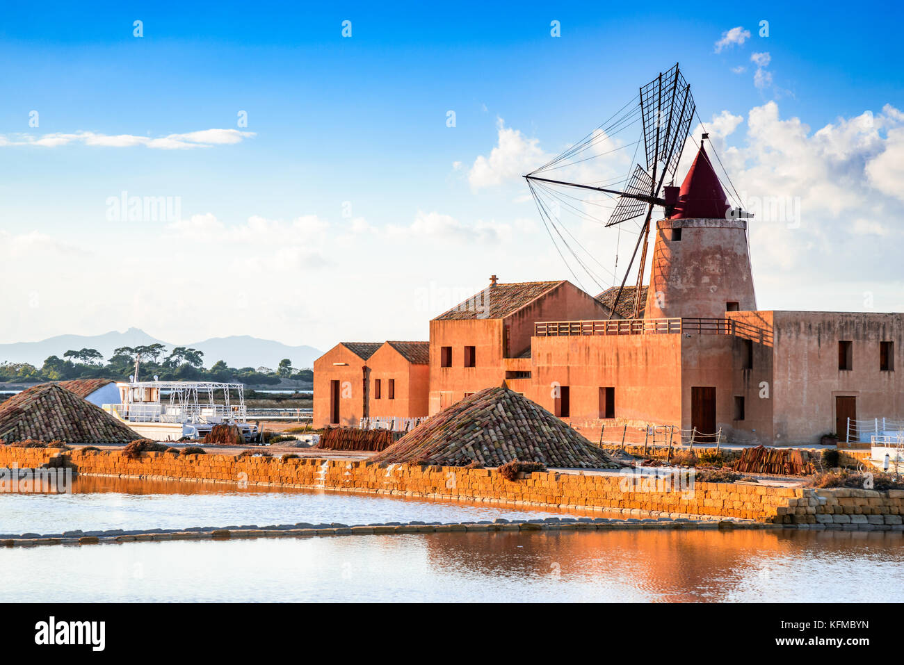 Marsala, Italia. Stagnone Lagoon con mulini a vento vintage e saltwork, provincia di Trapani, in Sicilia. Foto Stock