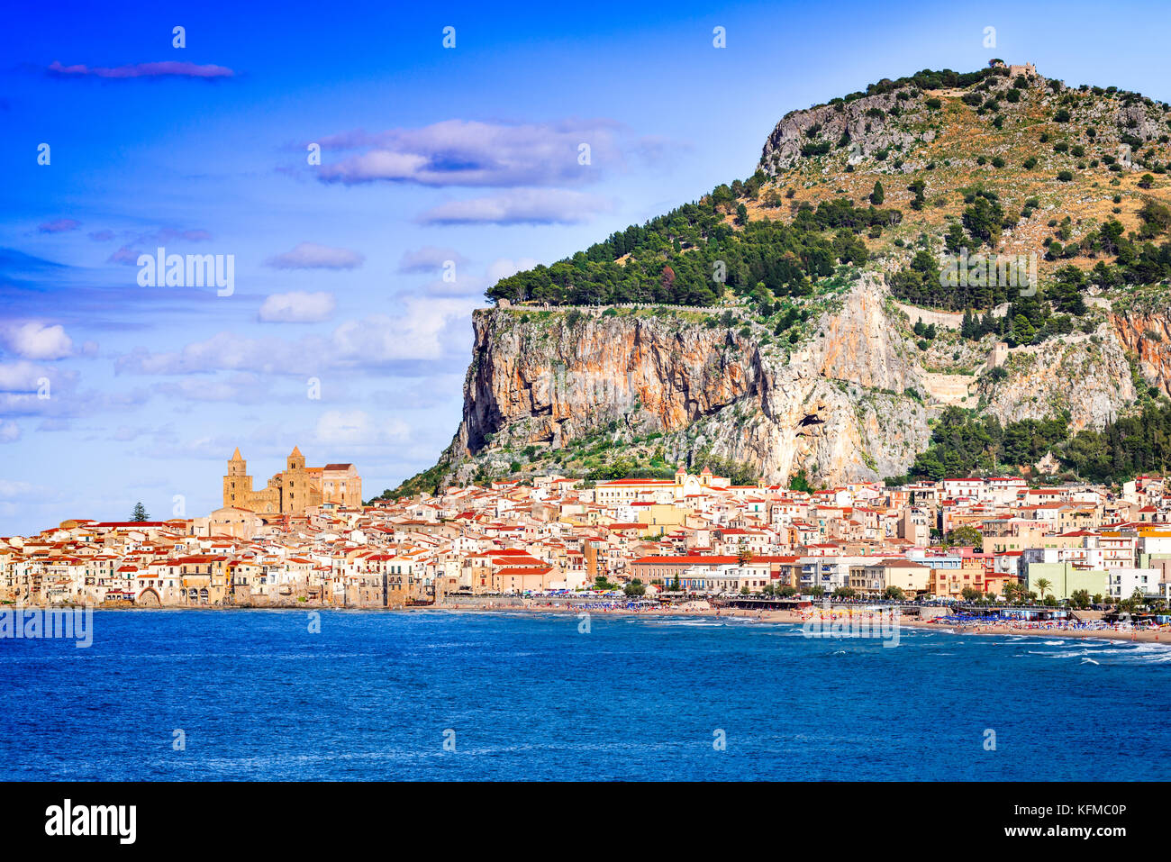 Cefalù, Sicilia. Mar Ligure e la medievale città siciliana. Provincia di Palermo, Italia. Foto Stock