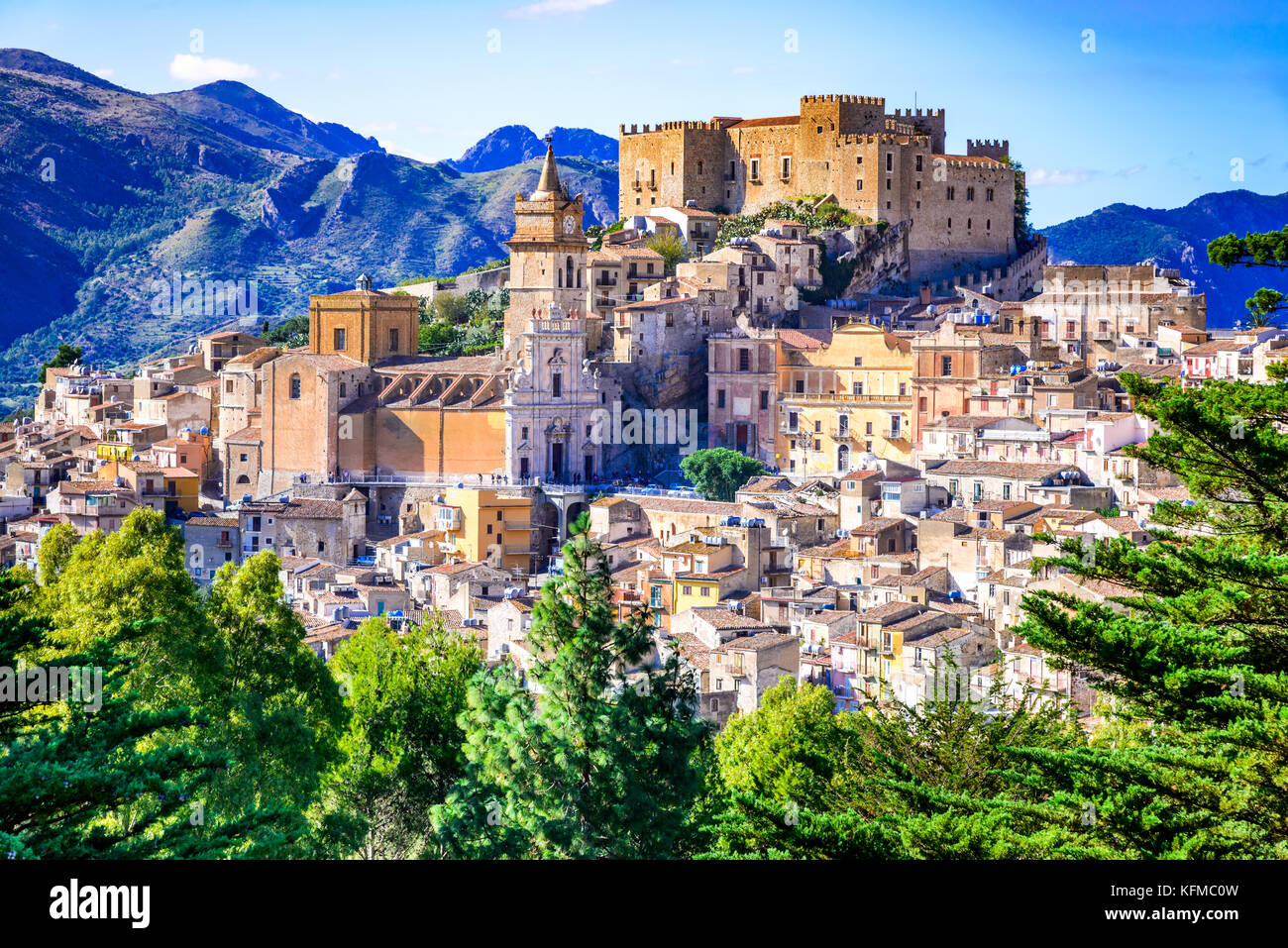 Caccamo, Sicilia. Medievale città italiana con il castello normanno in Sicilia montagne, Italia. Foto Stock