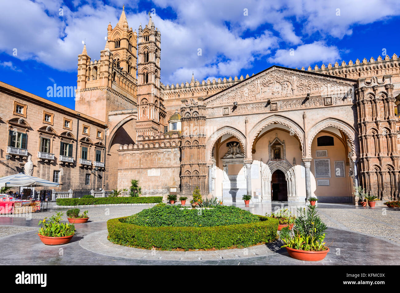 Palermo, Sicilia. Twilight vista cattedrale normanna dell Assunzione della Vergine Maria, Italia medievale. Foto Stock