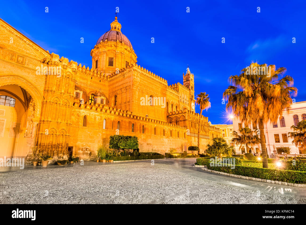 Palermo, Sicilia. Twilight vista cattedrale normanna dell Assunzione della Vergine Maria, Italia medievale. Foto Stock