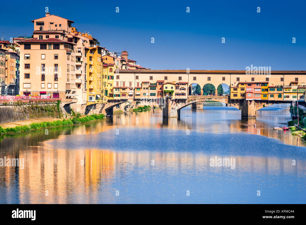 Firenze, Toscana - Ponte Vecchio, il ponte medievale sunlighted oltre il Fiume Arno, Italia. Foto Stock
