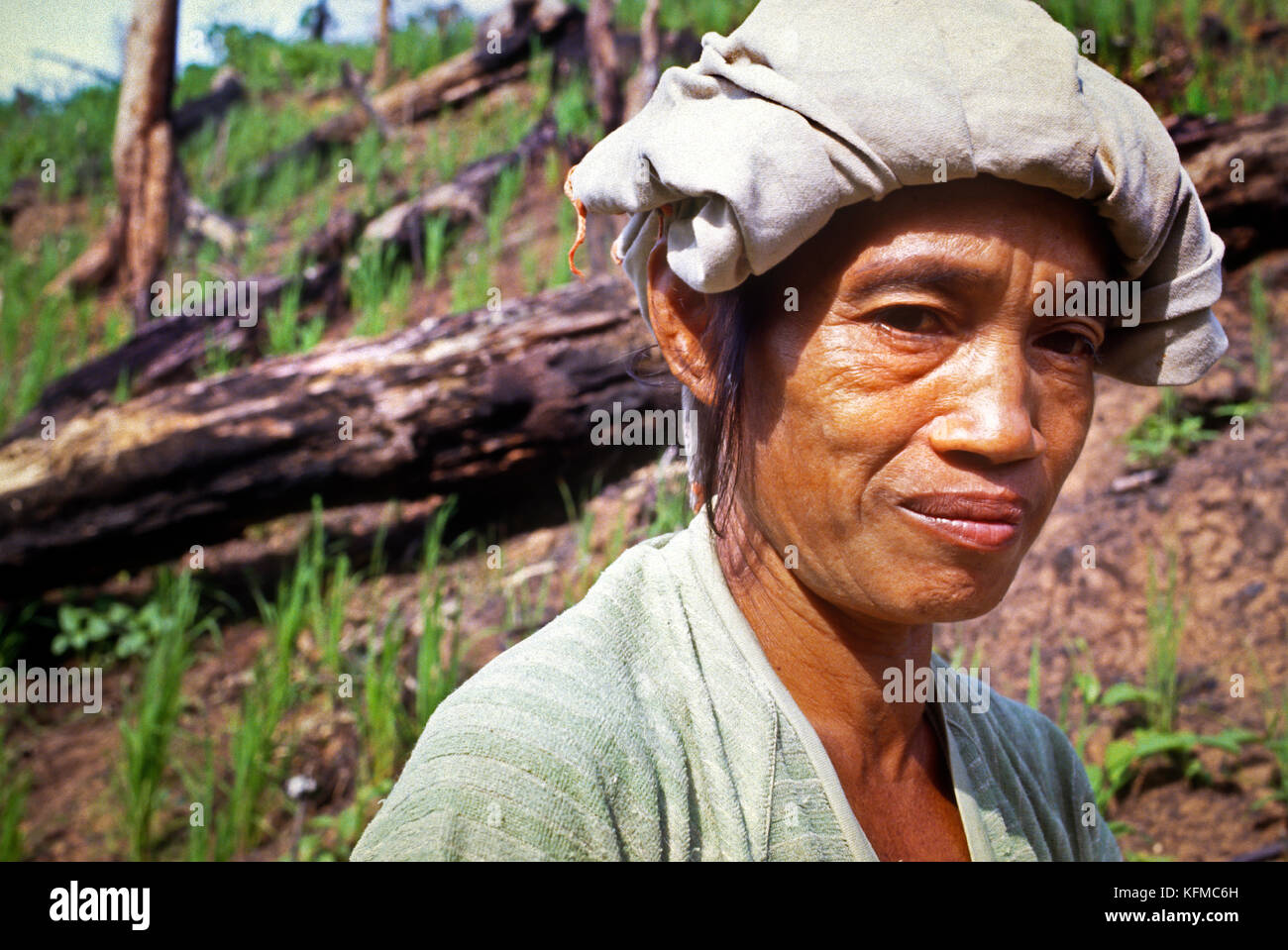 Ritratto di una donna da sola in risaia, Borneo, Malaysia, SE Asia Foto Stock