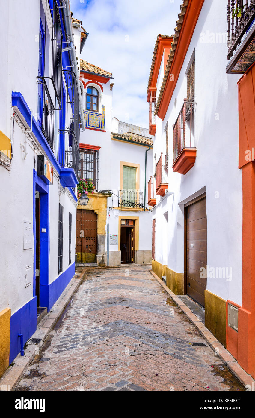 Cordova, Spagna. Strada lastricata medievale, con architettura andalusa. Andalusia araba. Foto Stock