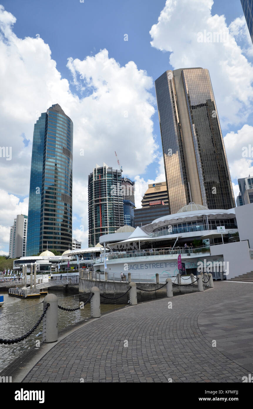 Ristoranti e bar presso la Eagle Street Wharf e Quay area del CBD di Brisbane nel Queensland, Australia Foto Stock