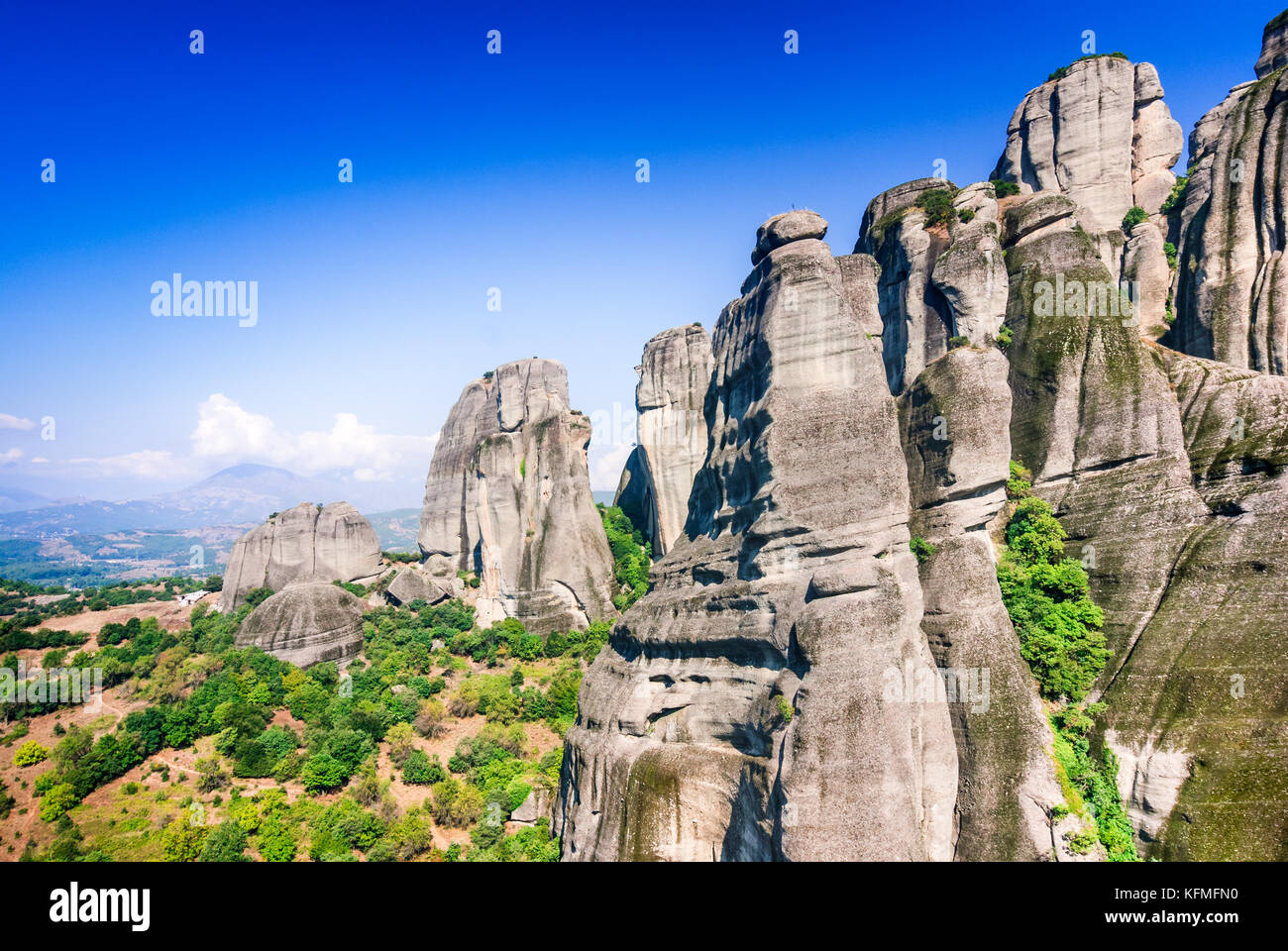 Meteora, Grecia. paesaggio di montagna con rocce di Meteora paesaggio luogo di monasteri sulla roccia, ortodossa greca religiosa pietra miliare nella Tessaglia Foto Stock