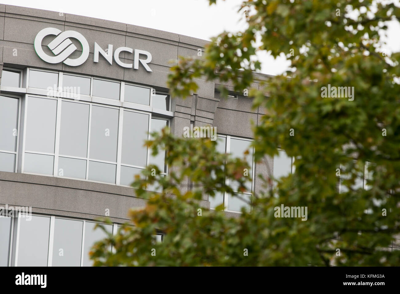 Un logo fuori dalla sede della NCR Corporation a Duluth, Georgia, il 7 ottobre 2017. Foto Stock