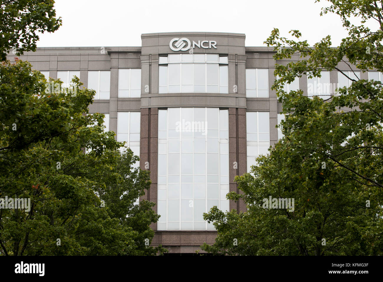 Un logo fuori dalla sede della NCR Corporation a Duluth, Georgia, il 7 ottobre 2017. Foto Stock