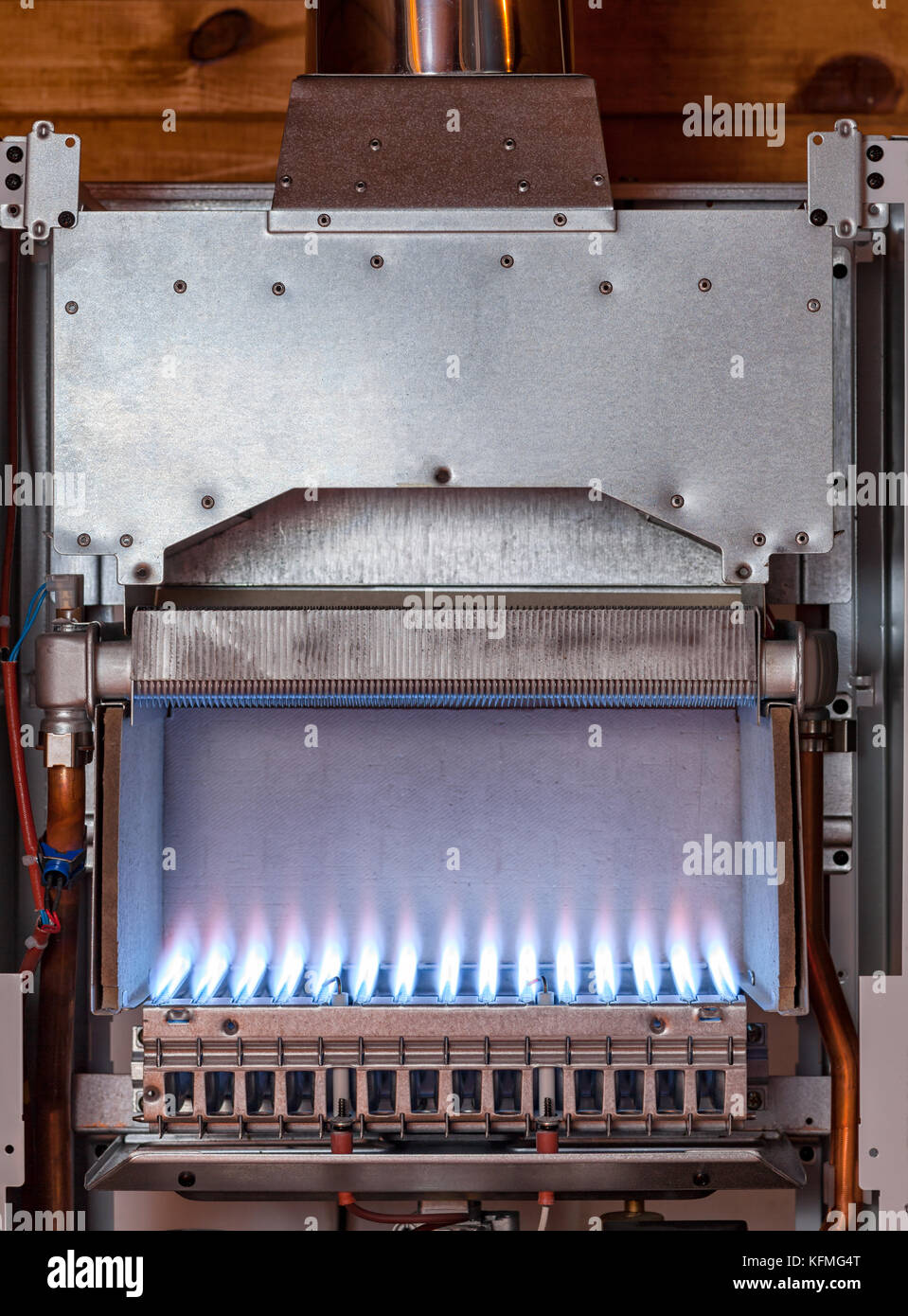 Fiamma a gas all'interno della caldaia a gas di altoforno Foto stock - Alamy