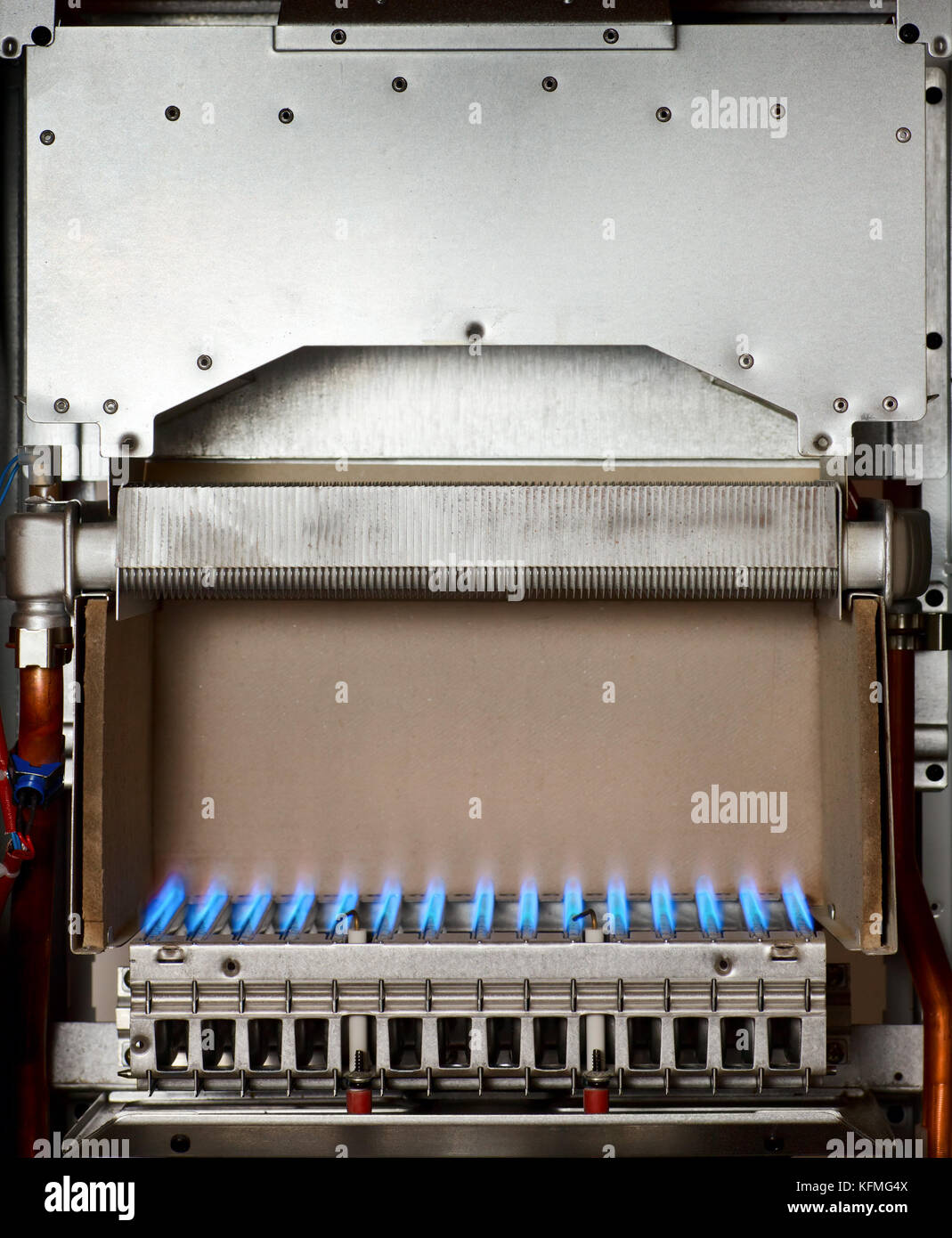 Fiamma a gas all'interno della caldaia a gas Foto stock - Alamy