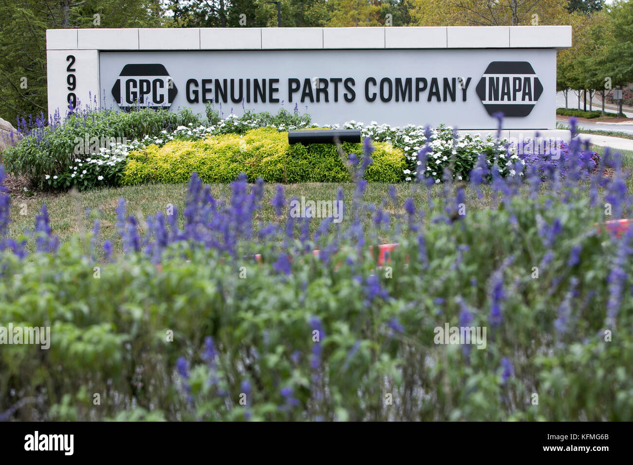 Un logo segno al di fuori della sede della parti di ricambio originali Company, società madre di parti per auto NAPA, ad Atlanta, in Georgia il 7 ottobre 2017. Foto Stock