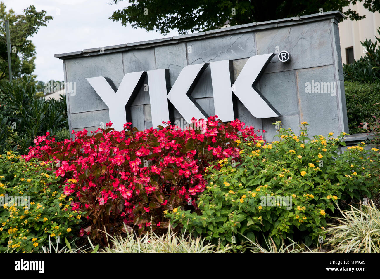 Un segno del logo al di fuori di una struttura occupata dal gruppo ykk in Marietta in Georgia il 7 ottobre 2017. Foto Stock