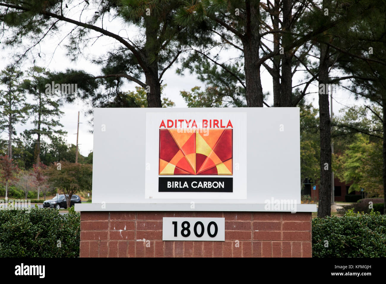 Un logo all'esterno di una struttura occupata da Birla Carbon, una filiale del gruppo Aditya Birla, a Marietta, Georgia, il 7 ottobre 2017. Foto Stock