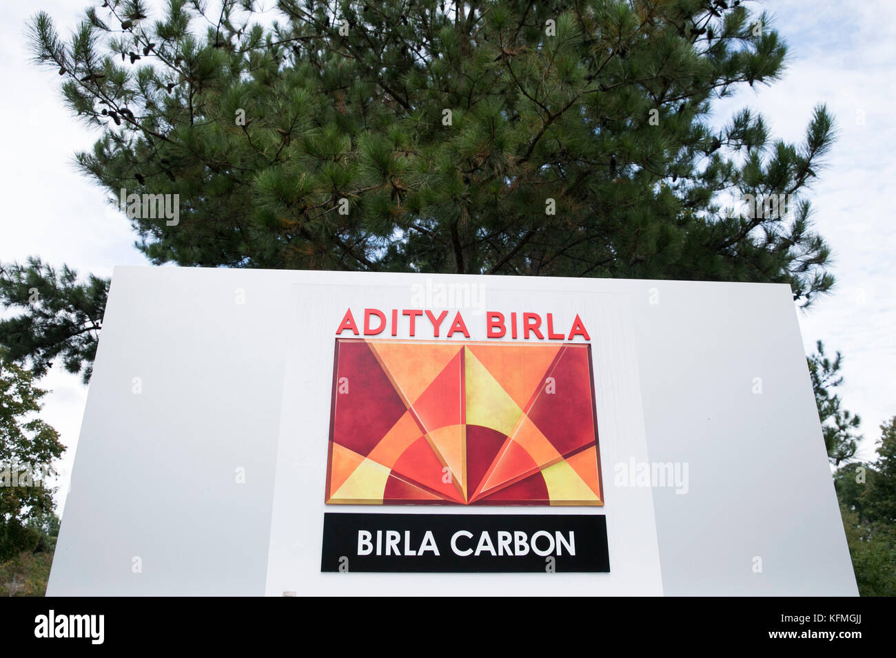 Un logo all'esterno di una struttura occupata da Birla Carbon, una filiale del gruppo Aditya Birla, a Marietta, Georgia, il 7 ottobre 2017. Foto Stock