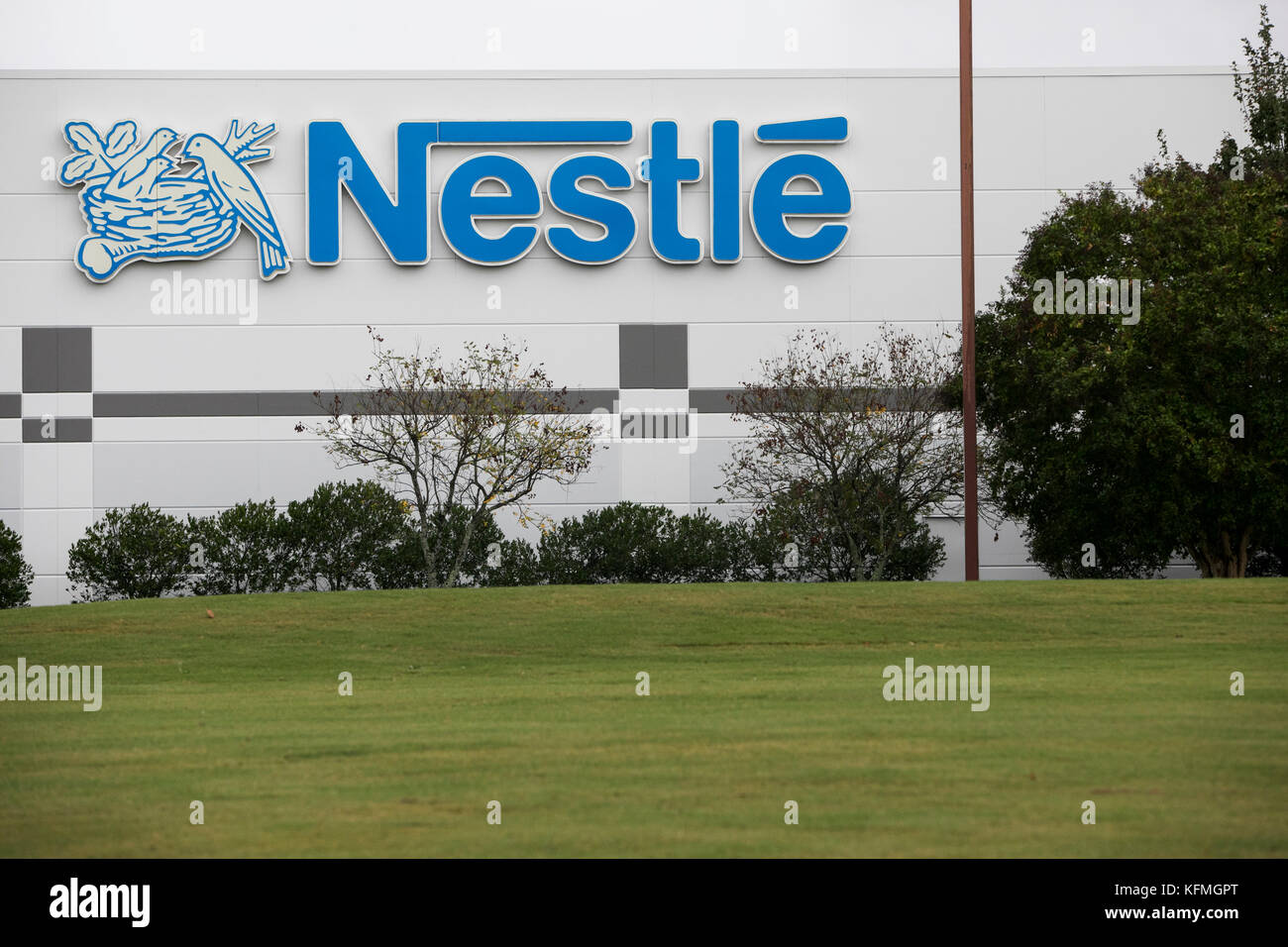 Un logo fuori da una struttura occupata da Nestlé a McDonough, Georgia, l'8 ottobre 2017. Foto Stock