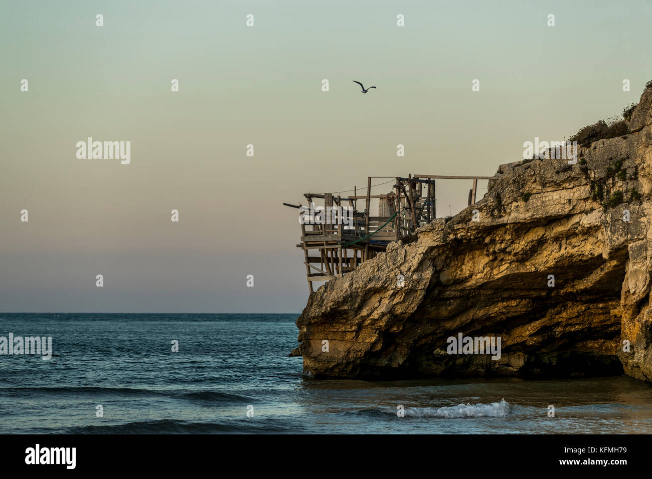 La pesca tradizionale torri. Peschici e il Parco Nazionale del Gargano. L'Italia. Foto Stock