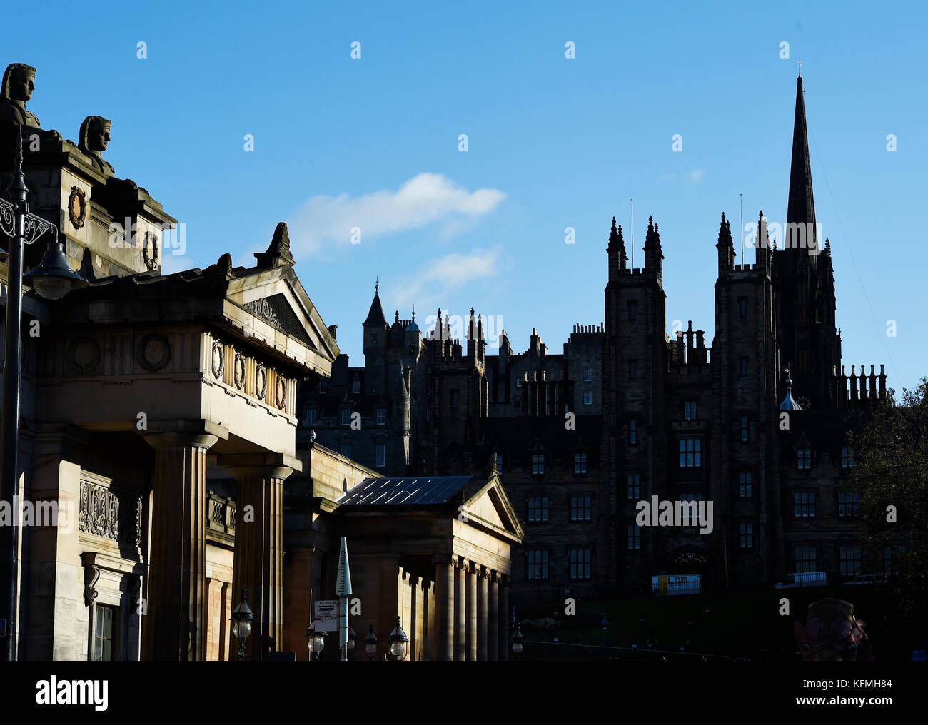 L'edificio RSA catturati nella luce del sole e dell'Assemblea generale sale del tumulo in ombra. Edinburgh Foto Stock