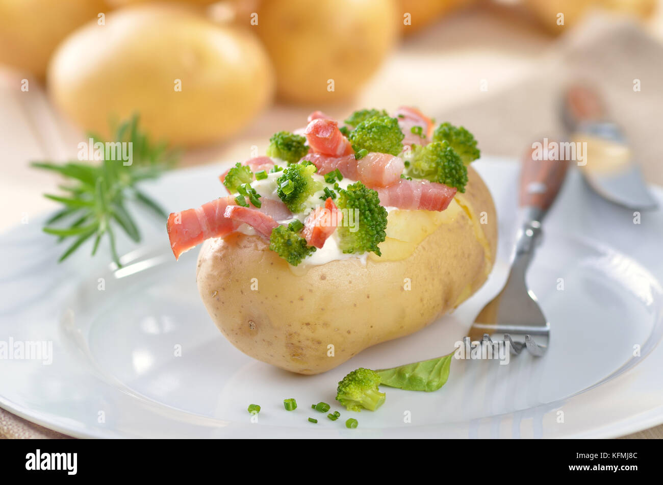 Patate al forno farcito con pancetta fritta strisce, broccoli, erba cipollina e creme fraiche Foto Stock
