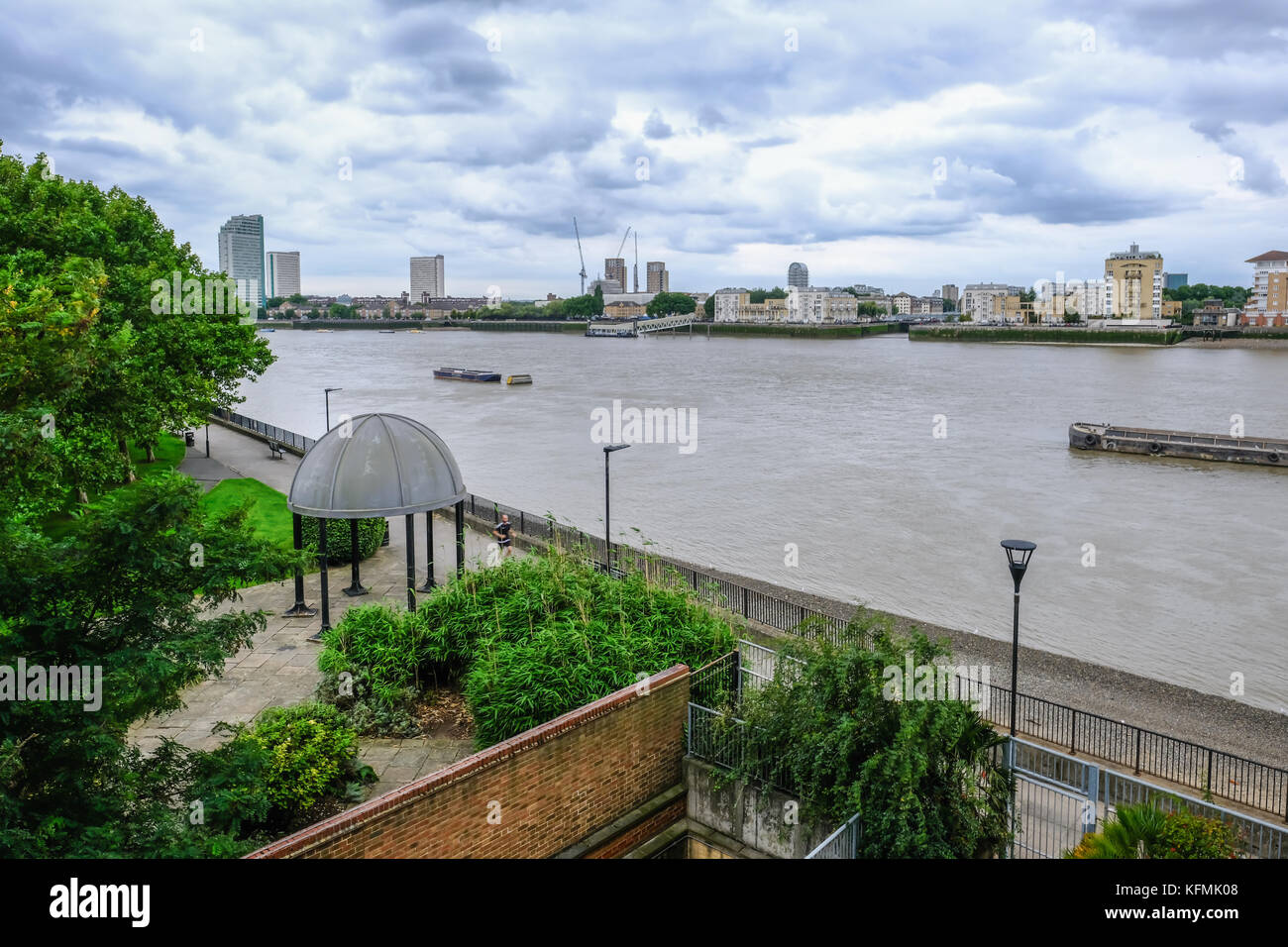 Isle of Dogs, London, Regno Unito - 20 agosto 2017: vista aerea di Sir John McDougall park e il fiume Tamigi. Prese su un Poco nuvoloso Nuvoloso pomeriggio e sho Foto Stock Isle of Dogs, London, Regno Unito - 20 agosto 2017: vista aerea di Sir John McDougall park e il fiume Tamigi. Prese su un Poco nuvoloso Nuvoloso pomeriggio e sho Foto Stock