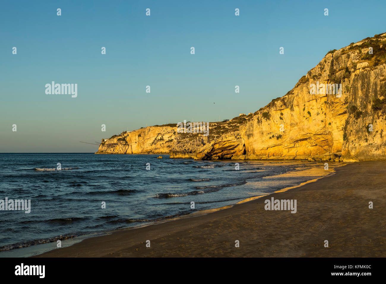 I promontori rocciosi di Peschici, Italia punteggiato di pesca tradizionali torri chiamato trabucco, il Parco Nazionale del Gargano in Puglia. Foto Stock