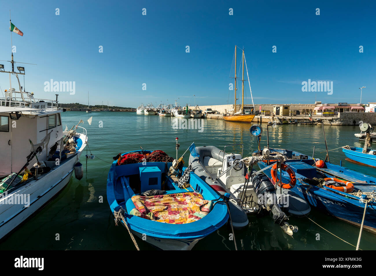 Porto di Peschici e il Parco Nazionale del Gargano. L'Italia. Foto Stock