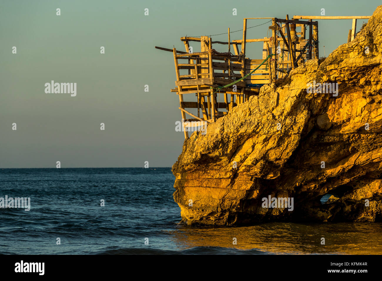 Torri di pesca. Peschici e il Parco Nazionale del Gargano. L'Italia. Foto Stock