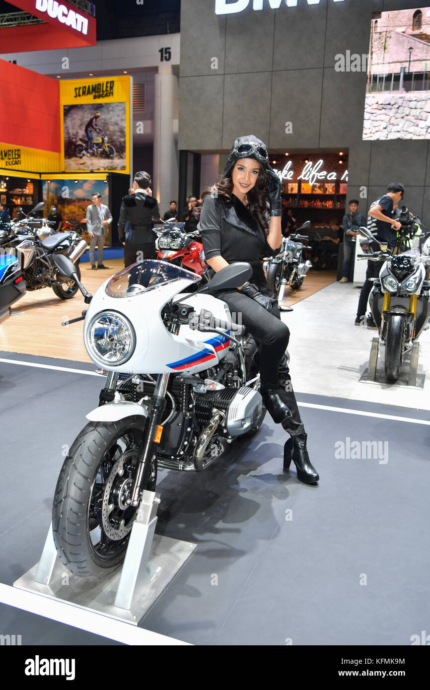 NONTHABURI - MARZO 28: modello non identificato con la BMW moto sul display alla trentottesima Bangkok in Thailandia International Motor Show 2017 Il 28 marzo 2017 Foto Stock