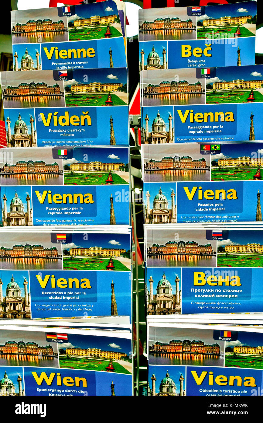 Guida della città di libri con motivi Viennese, guida turistica multilingue libri, sul display di un rack, al di fuori di un negozio di souvenir. Vienna, Wien, Austria, Europa Foto Stock