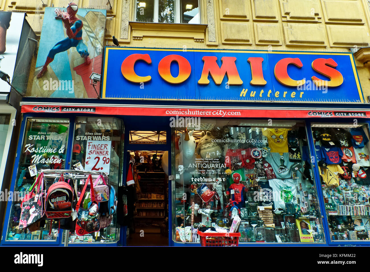 Negozio di fumetti, porta d'ingresso, vetrine, colorato cartello di supereroe spiderman. Esterno del negozio di giocattoli. Vienna, Vienna, Austria, Europa UE. Foto Stock