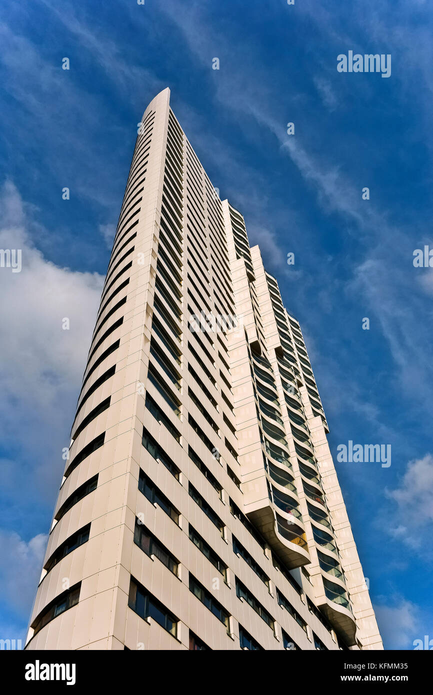 Hochhaus Neue Donau, alto edificio residenziale nel quartiere di Neue Donau. Harry Seidler Tower. Vienna, Vienna, Austria, Europa, UE. Cielo blu, spazio di copia. Foto Stock