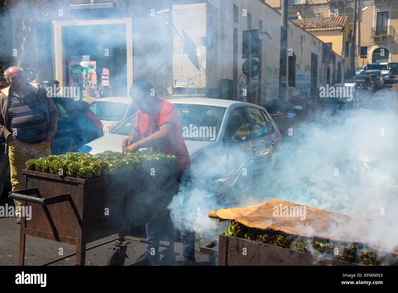 La preparazione di carciofi freschi a streetmarket in catania,sicilia.italia Foto Stock