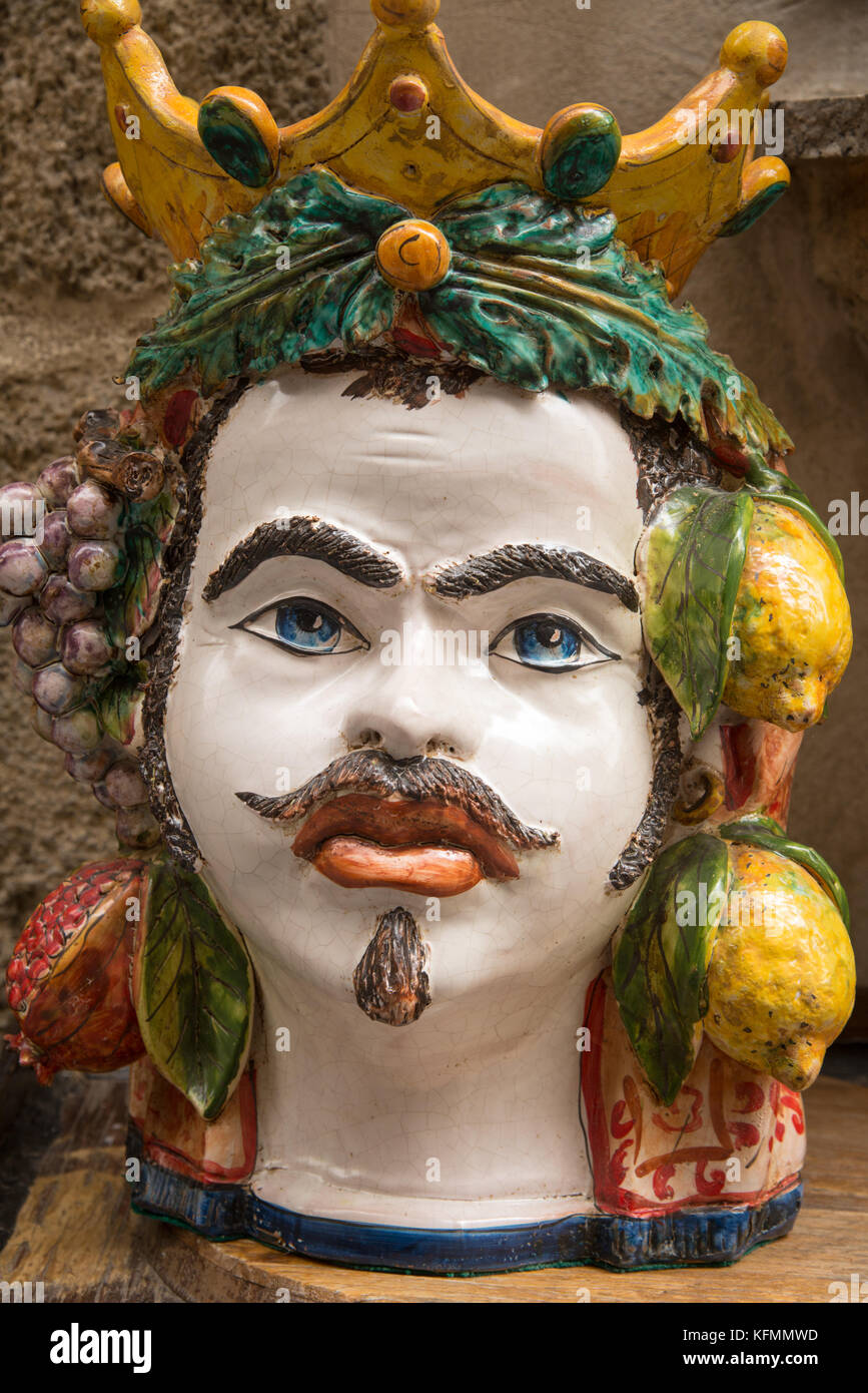 Caratteristica vaso in ceramica a Caltagirone, Sicilia, Italia Foto Stock