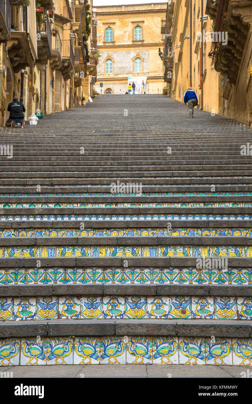Caratteristiche piastrelle a scalinata a Caltagirone, Sicilia, Italia Foto Stock