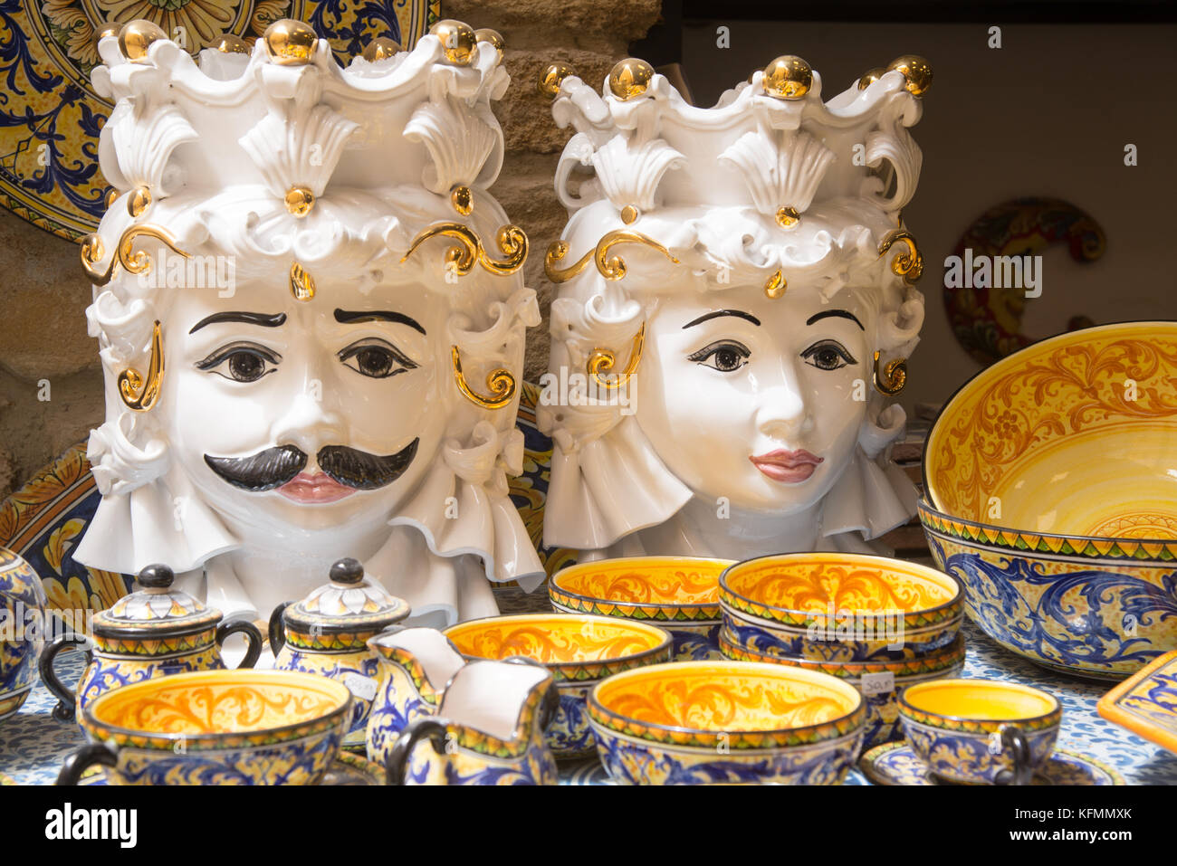 Caratteristica vaso in ceramica a Caltagirone, Sicilia, Italia Foto Stock