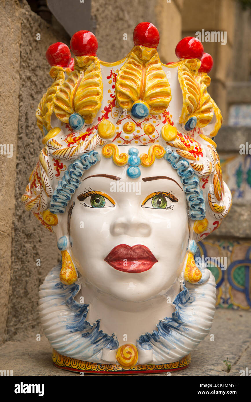 Caratteristica vaso in ceramica a Caltagirone, Sicilia, Italia Foto Stock