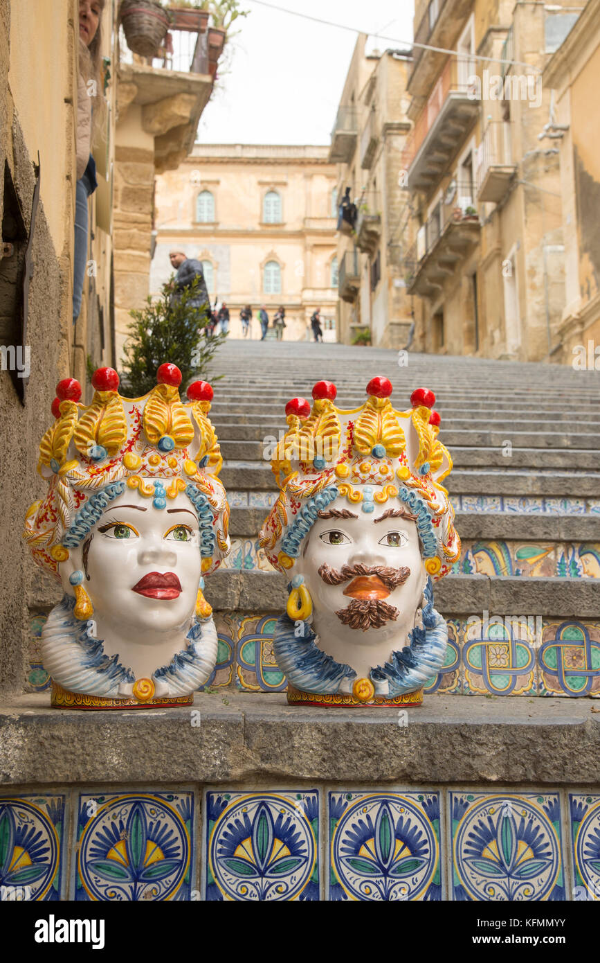 Caratteristica vaso in ceramica a Caltagirone, Sicilia, Italia Foto Stock